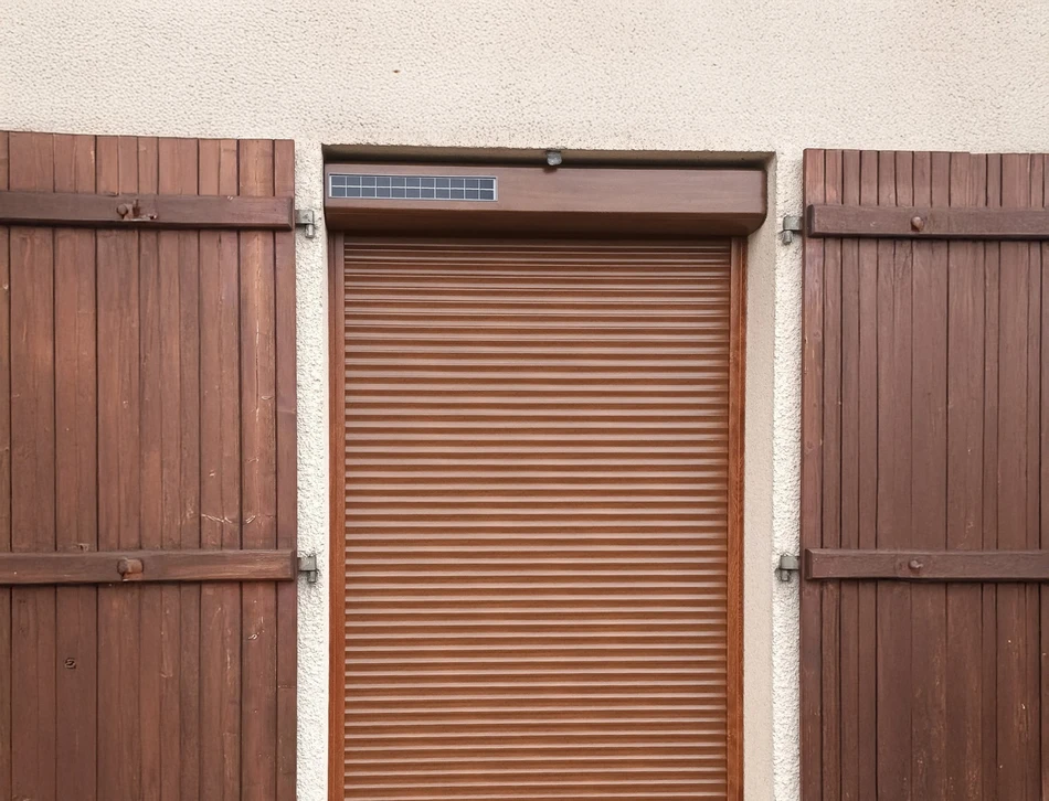 Maison contemporaine avec toiture équipée de panneaux solaires photovoltaïques